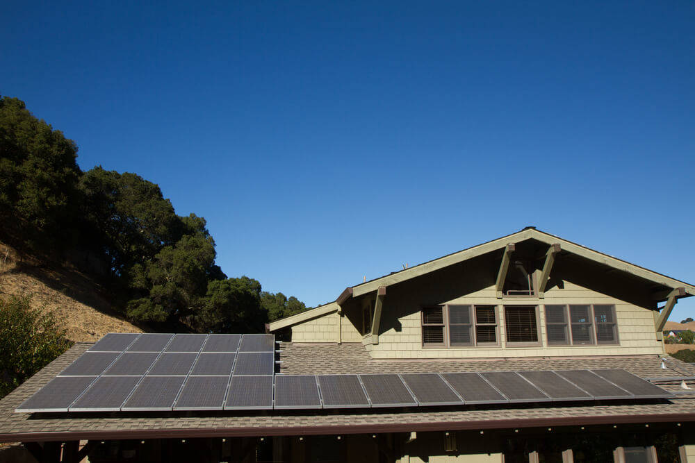 Install-solar-panels-on-the-roof-of-your-log-cabin10272