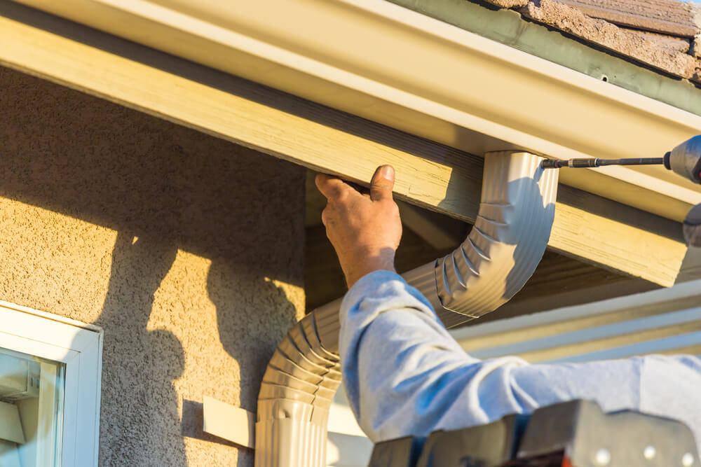 gutters-installation-wooden-garage