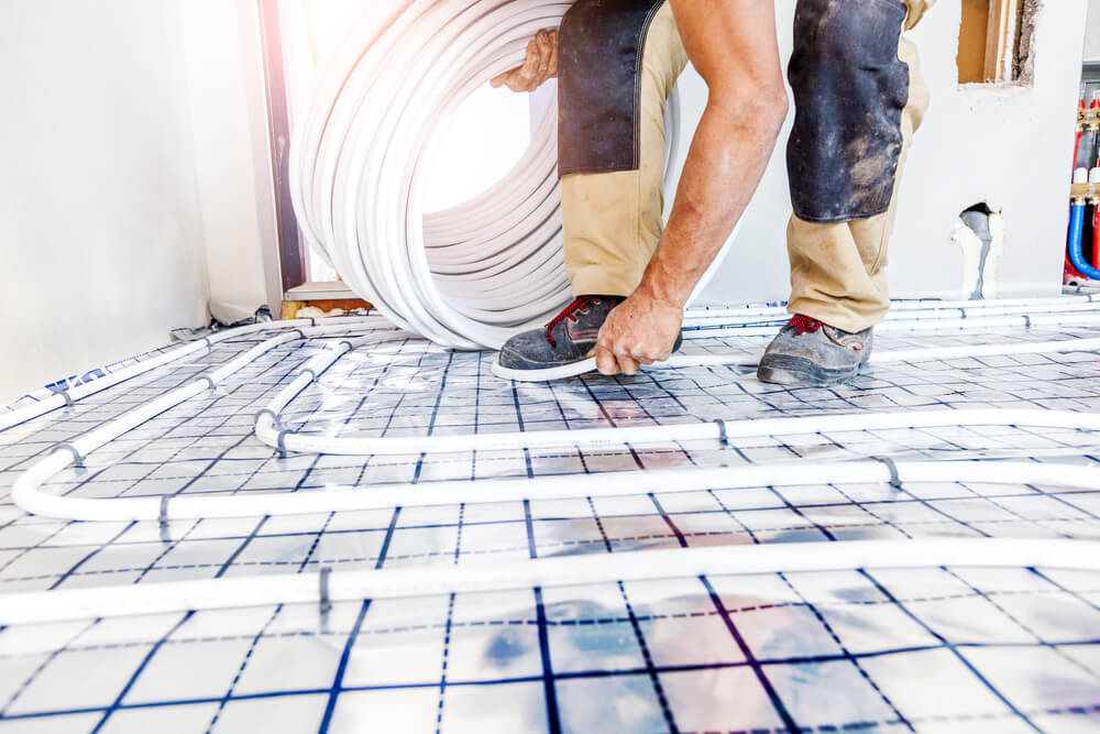 heating-floors-instaling-in-a-log-cabin