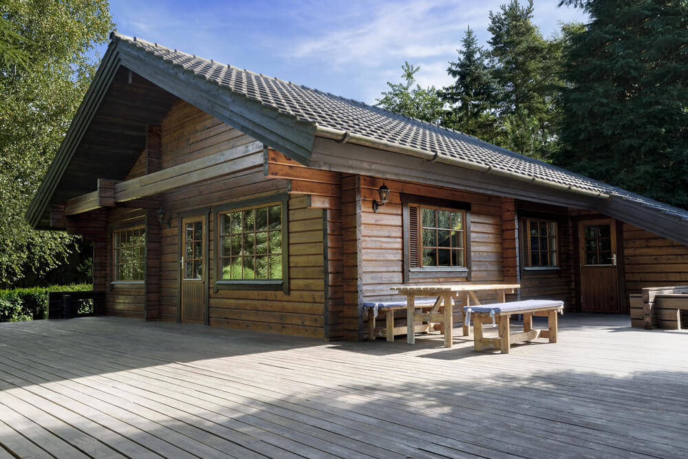 log-cabin-with-balcony-and-terrace