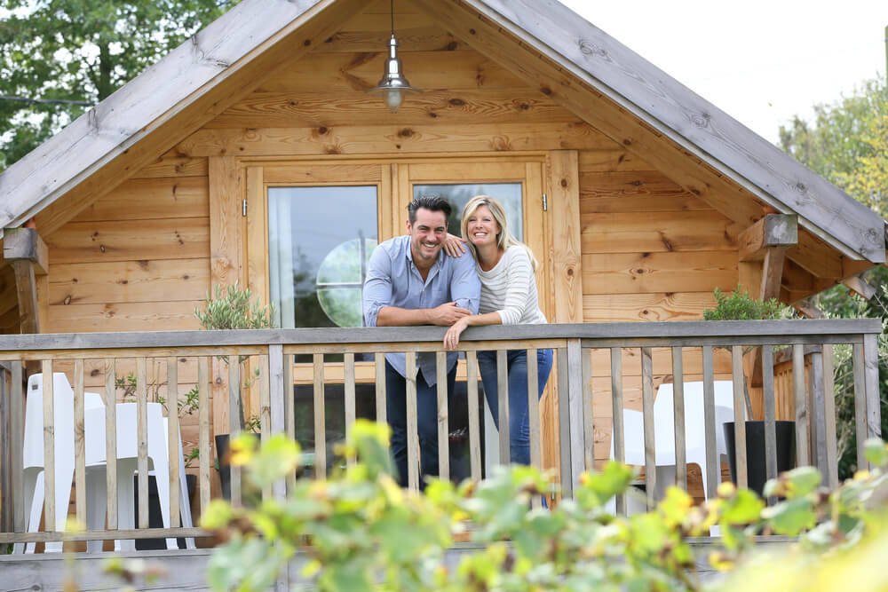 perfect-balcony-in-a-log-cabin