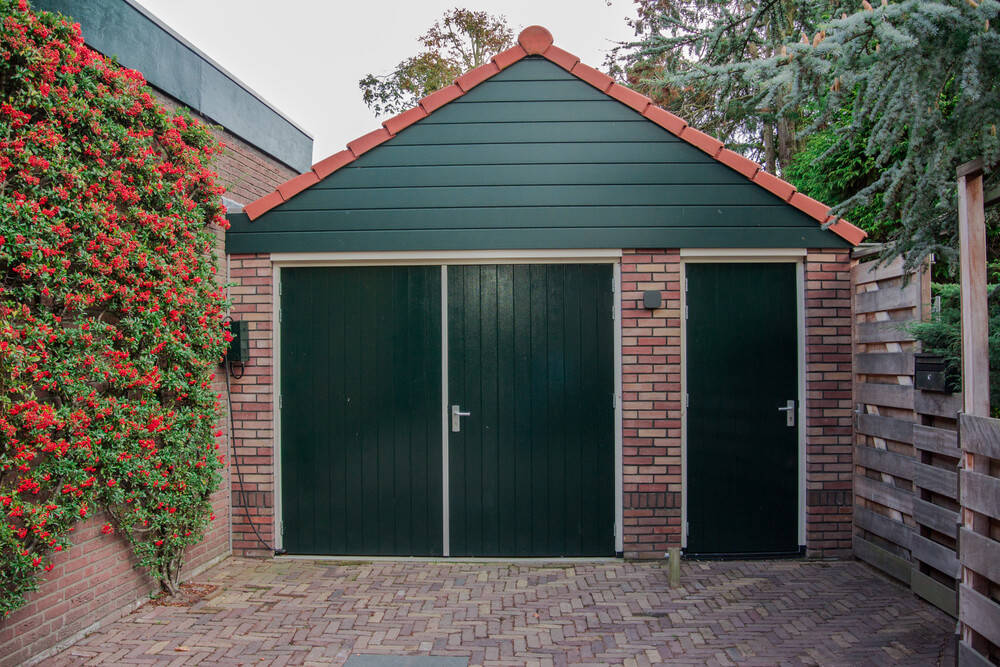 wooden-garage-restain