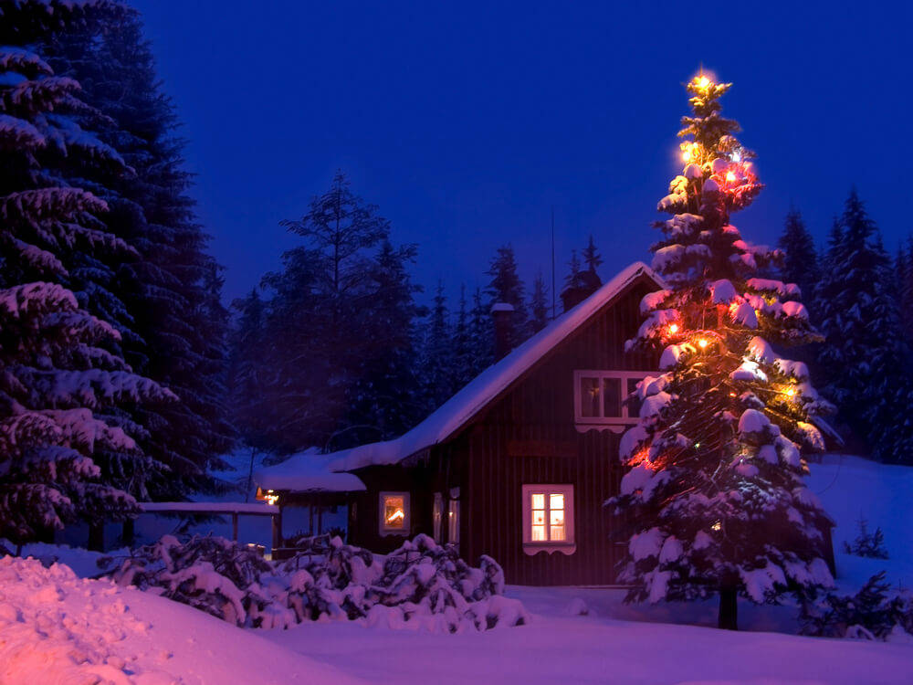 Christmas decorating tips for the exterior of a log cabin