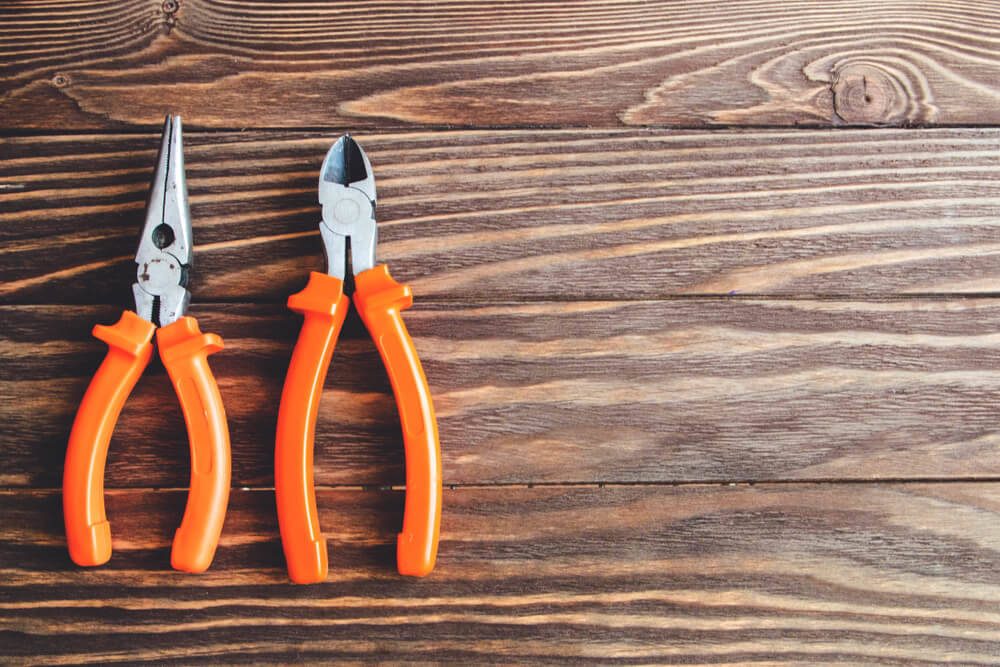 Side-cutters-wooden-garage